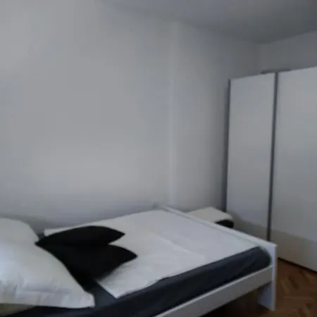 Five Minutes From City Center Apartment *
