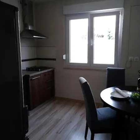 Apartment Five Minutes From City Center Pula