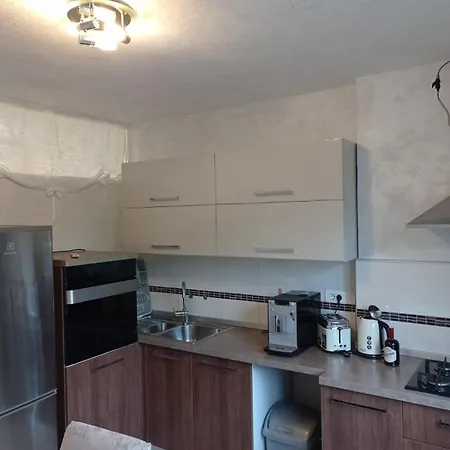 Five Minutes From City Center Apartment Pula